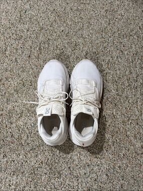 White women’s ON CLOUD shoes